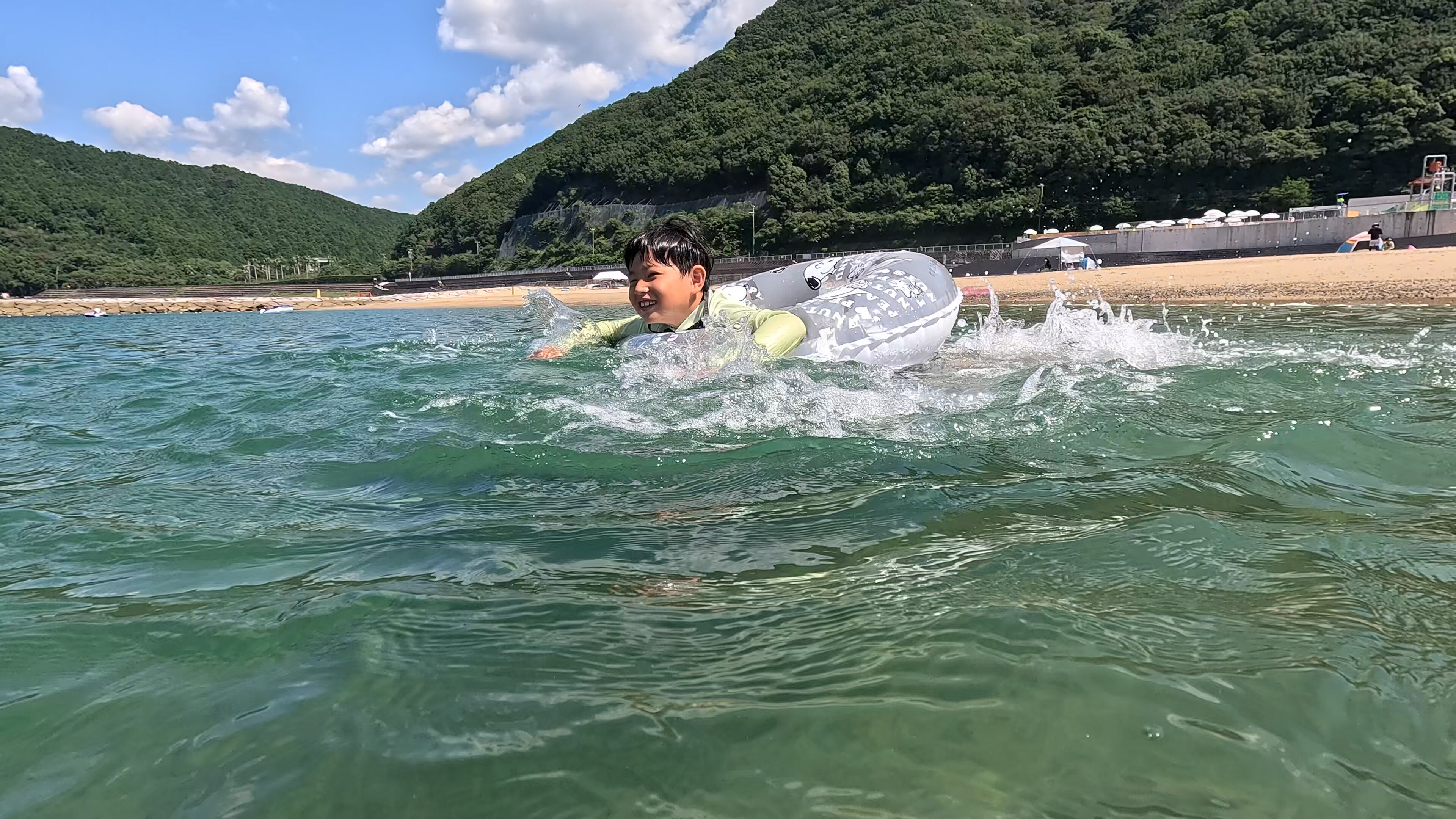 ファミリーで城ノ浜ビーチを楽しむ完全ガイド｜透明な海からカフェまで｜三重県紀北町