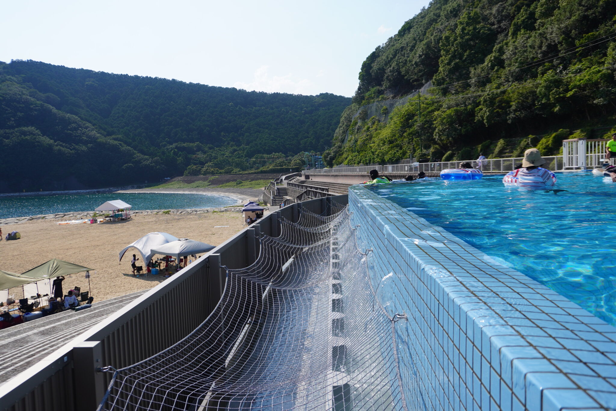 【城ノ浜プール完全ガイド】家族で楽しむ絶景インフィニティプールと子ども用プール｜三重県紀北町 – 美村Travel